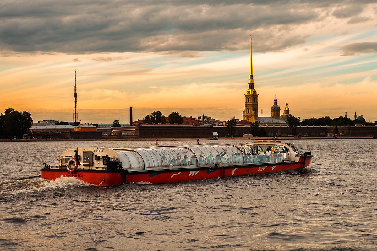 Нова тур в питере. Речные прогулки по Неве в Санкт-Петербурге. Теплоход Санкт-Петербург экскурсии по Неве. Санкт-Петербург теплоход по реке Неве. Питер речные прогулки по Неве.