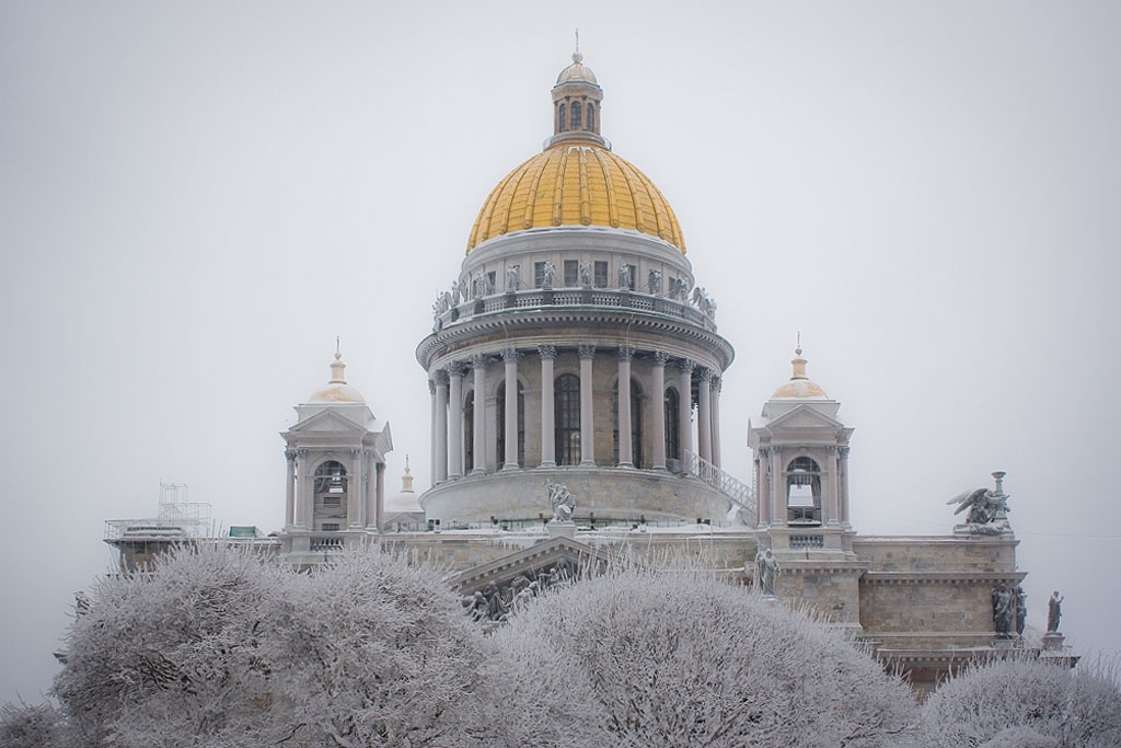 Зимний Исаакиевский собор в Санкт Петербурге