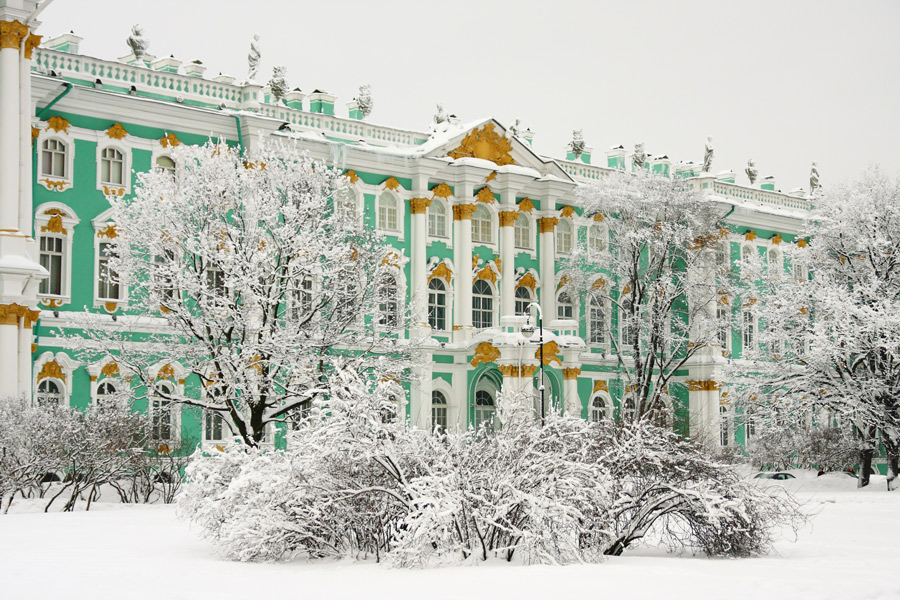 Зимний эрмитаж. Эрмитаж зимой. Эрмитаж в снегу. Эрмитаж зима снег. Зимний пейзаж Эрмитаж.