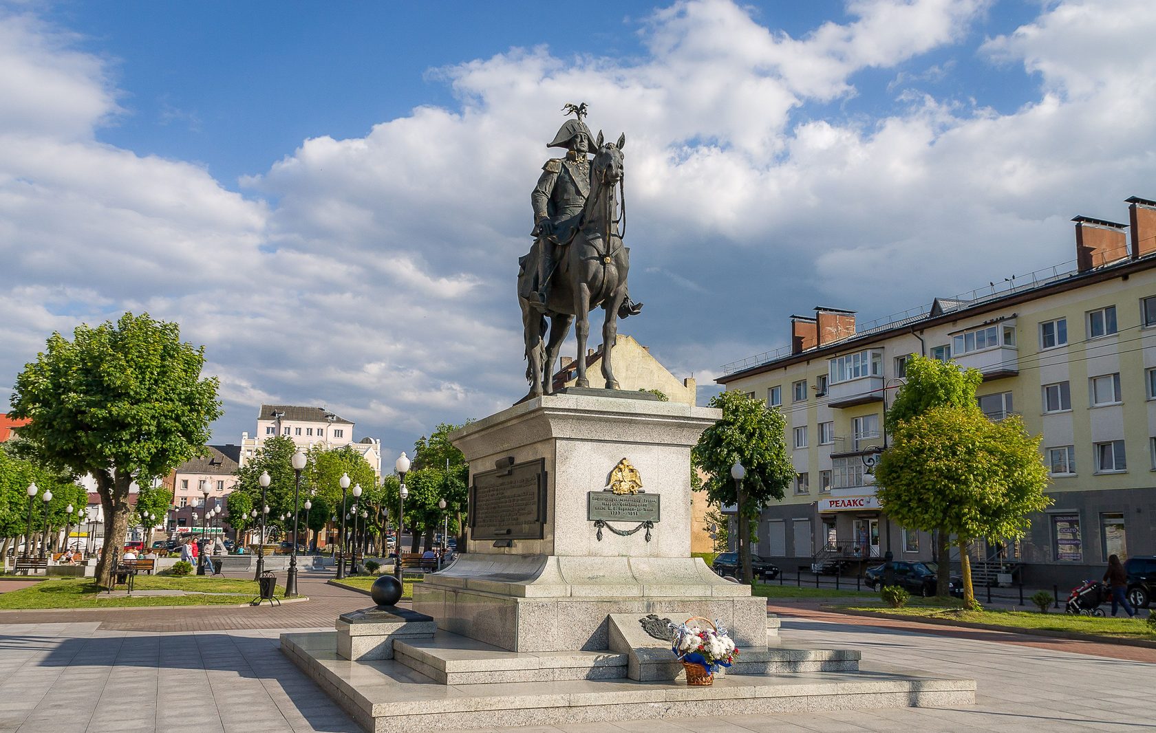 Памятники города калининграда. Барклай де Толли памятник в Черняховске. Памятник Барклаю де Толли в Черняховске. Барклай де то ли Черняховск. Памятник Барклай де Толли Калининградская область.