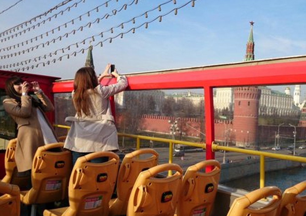 Автобусные экскурсии по москве от красной. Автобус City Sightseeing Москва. Двухэтажный экскурсионный автобус. Автобусная экскурсия по Москве. Двухэтажный автобус в Москве экскурсия.