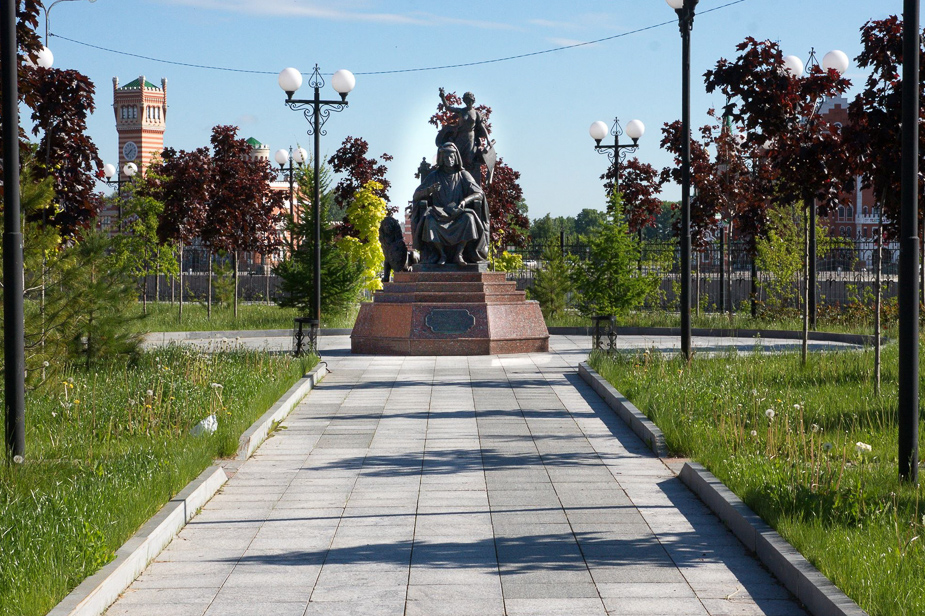 Парки йошкар олы. Итальянский парк Йошкар-Ола. Итальянский парк в Йошкар-Оле. Красный сквер с кленами Йошкар-Олы. Памятник Маркелова Йошкар-Ола фото.