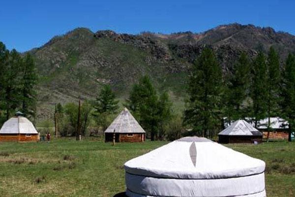 Юрточный кемпинг тыдтуярык кош-агач. Национальное жилище тувинцев юрта. Юрты горный алтай. Этнодом юрта горный алтай. Войлочная юрта алтайцев.